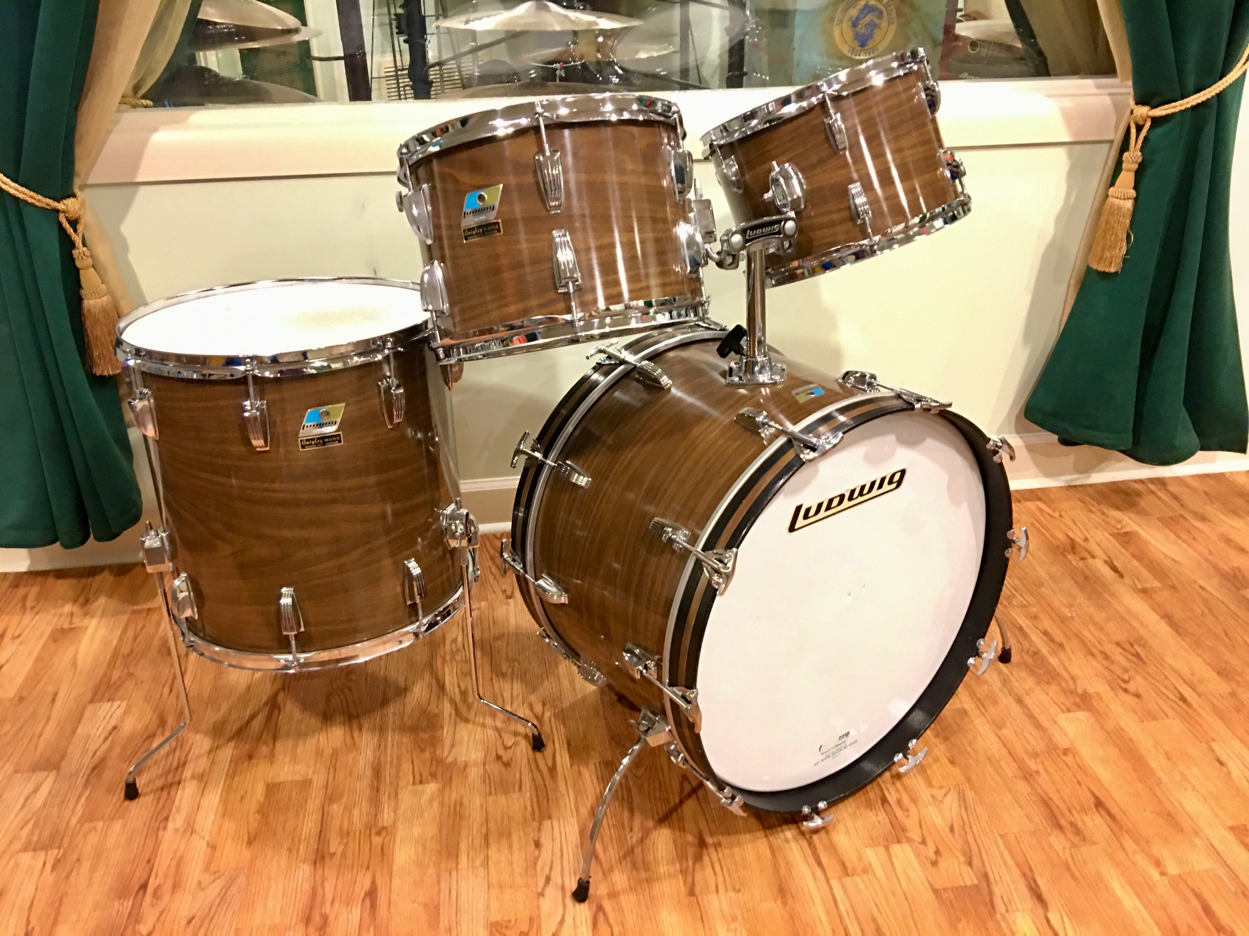 1970-luvun Ludwig Big Beat Drum Kit Walnut1970-luvun Ludwig Big Beat Drum Kit Walnut  