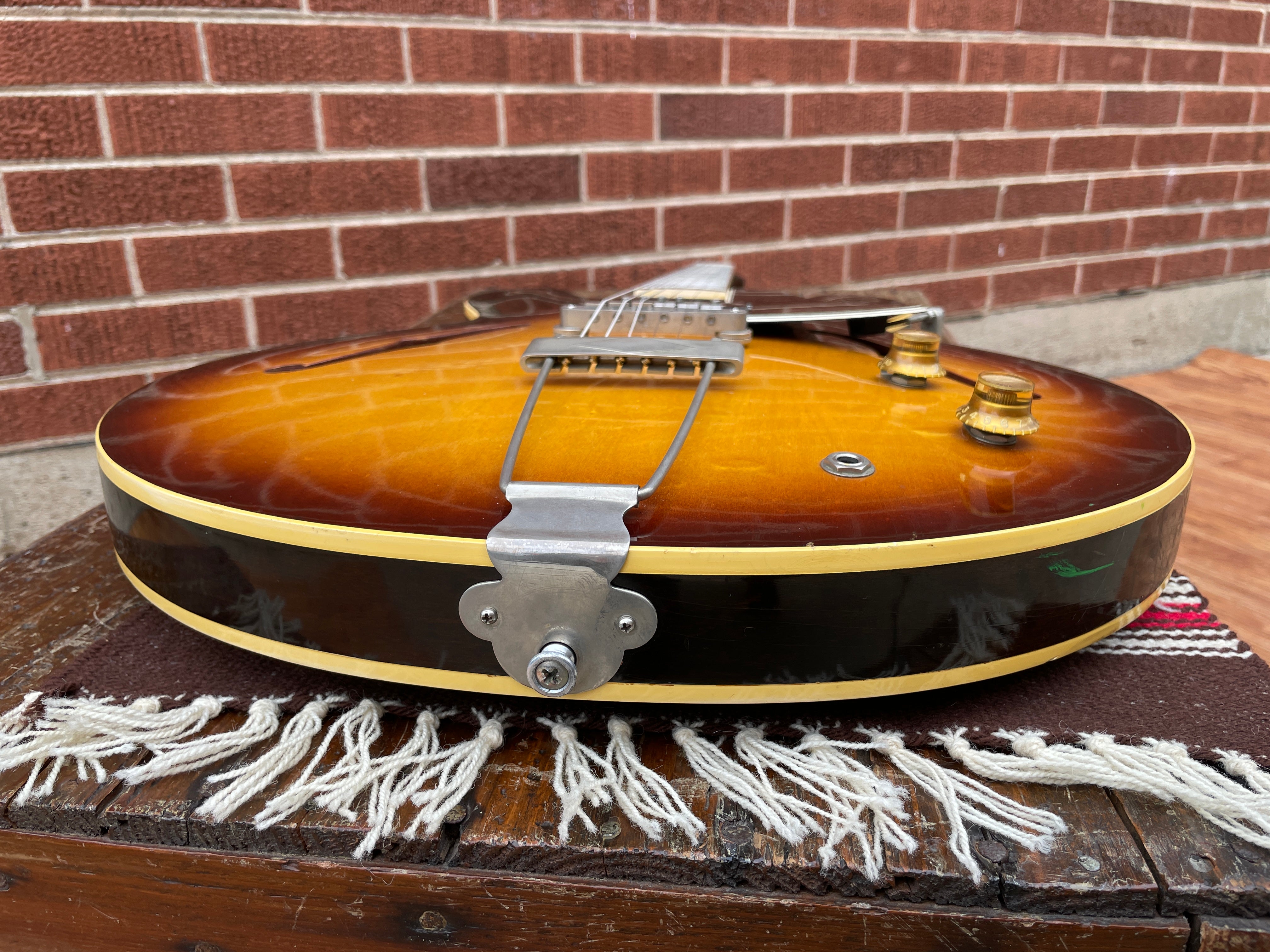 1962 Gibson ES-330T Hollowbody Electric Guitar Sunburst ES330 – Drugan's  Drums & Guitars