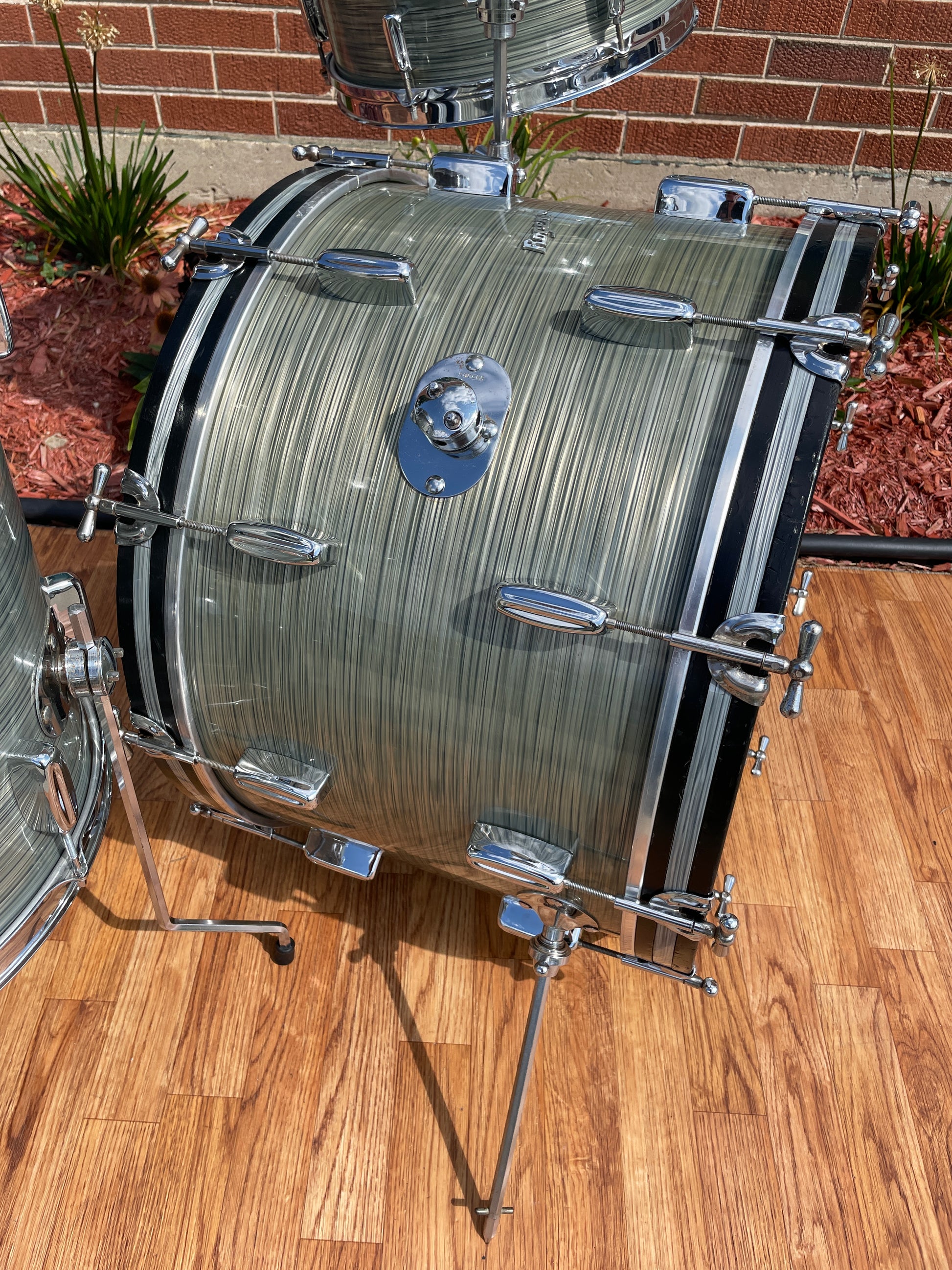 Rogers 'Buddy Rich' Headliner Outfit in Silver Sparkle rustydrums