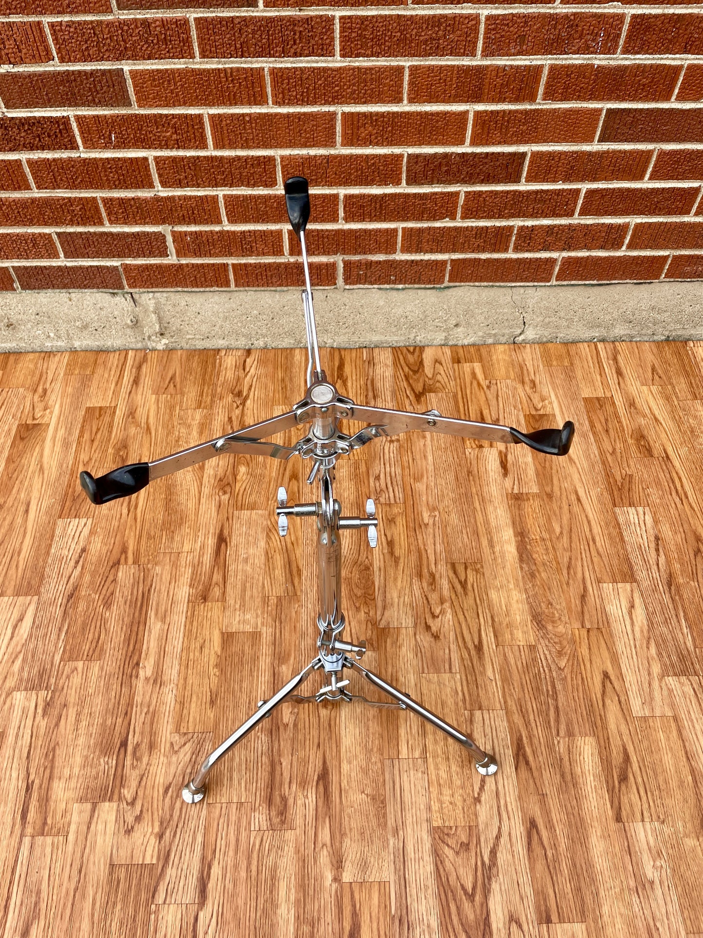 1976 Ludwig No. 1374 Atlas Snare Drum Stand Swivel Feet