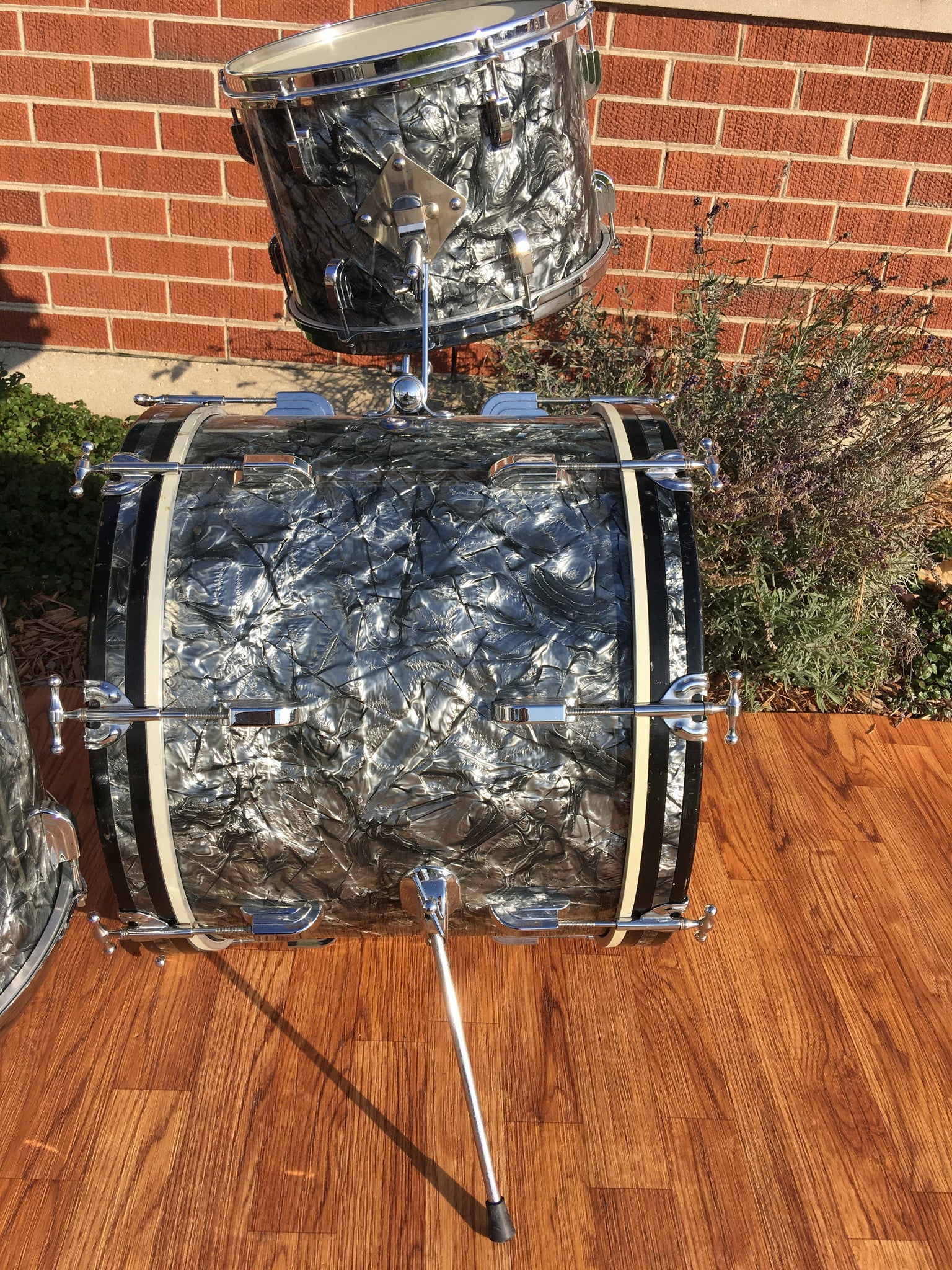 Leedy 1960 Black Diamond Pearl Bop DrumLeedy 1960 Black Diamond Pearl Bop Drum  